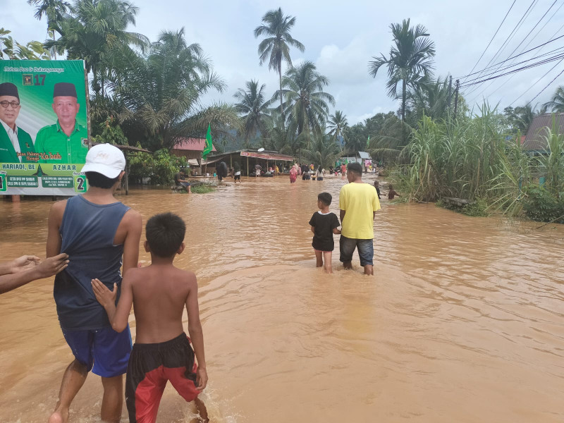 Banjir dan Longsor di Sumbar, Tim SAR Pekanbaru Bantu Evakuasi Warga