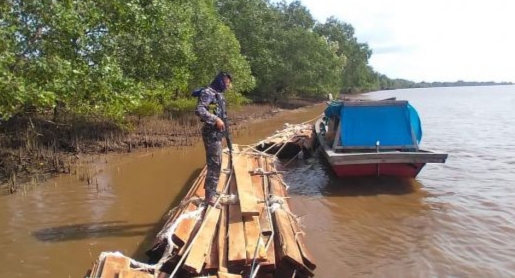 Polda Riau Tangkap Pembawa Kayu Ilegal di Sungai Apit Siak