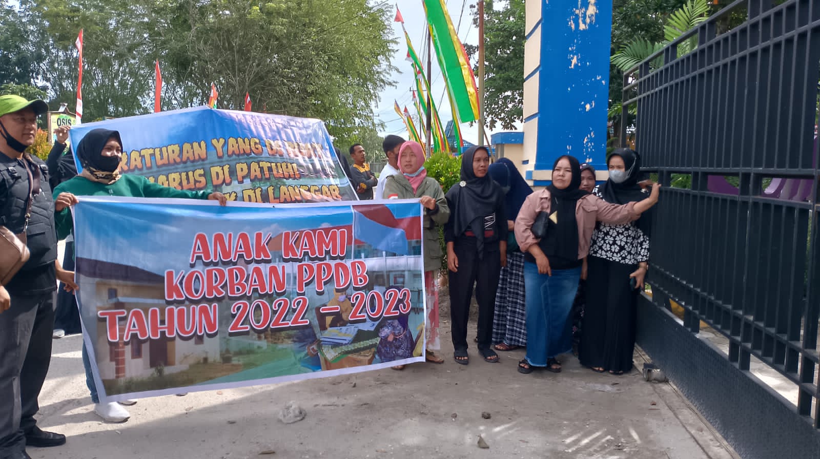 Kuota Zonasi Penuh, Puluhan Wali Murid Demo SMA 12 Pekanbaru