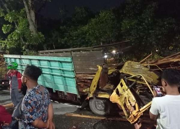 Laka Maut di Jalan Jenderal Sudirman Pekanbaru, Sopir Truk Kayu Tewas