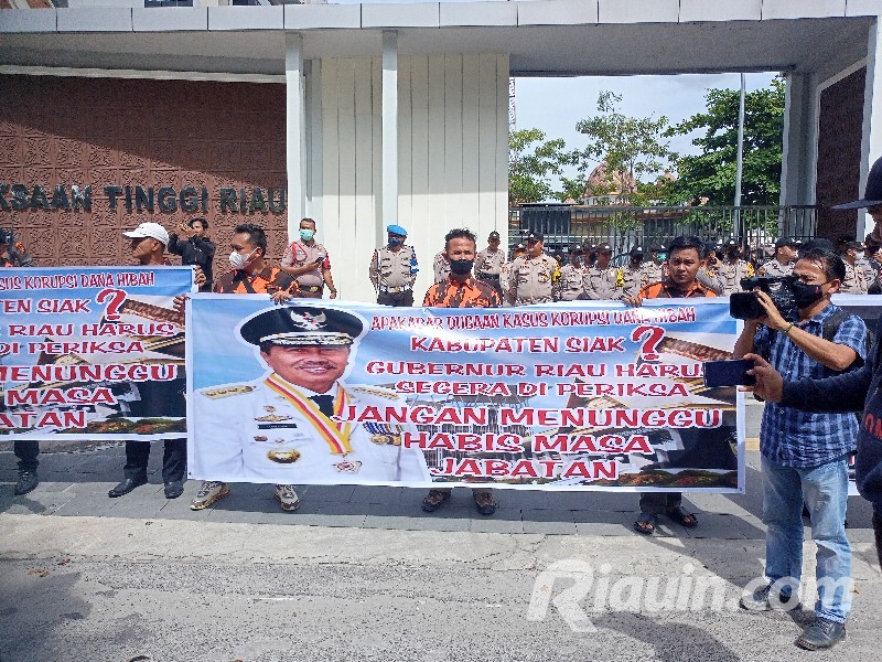 Demo di Depan Kejati, Massa Teriakkan Tangkap Gubernur Riau Syamsuar