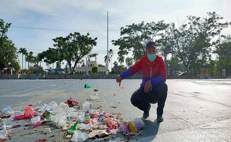 Sampah Menumpuk Depan Istana, Wabup Siak Unggah ke Fanspage