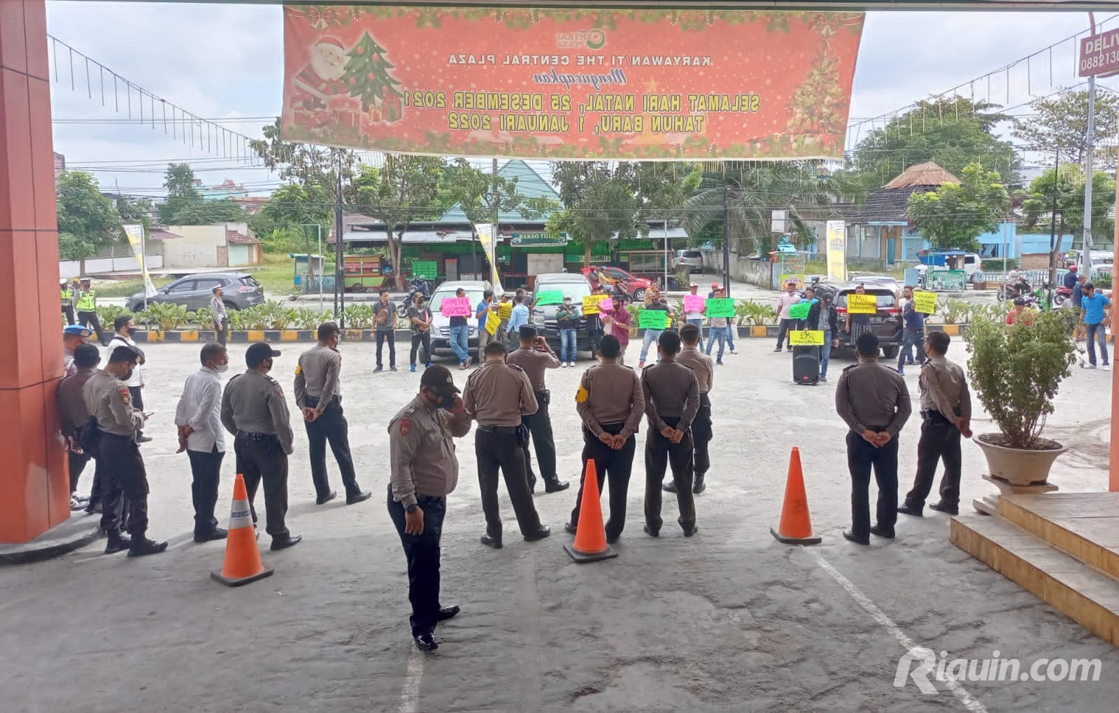Puluhan Massa Demo di Depan The Central Plaza Pekanbaru, Ini Tuntutannya