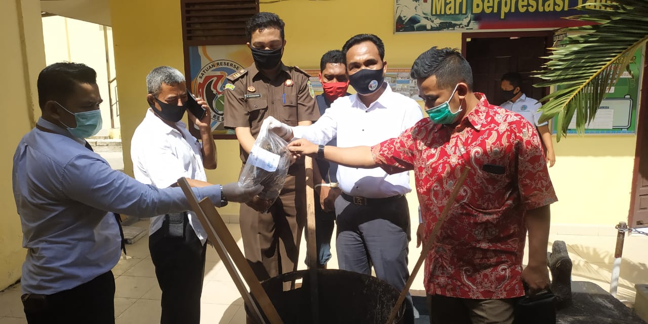 Polres Kampar Musnahkan BB Shabu 17,82 Gram dan Ganja Kering 395 Gram