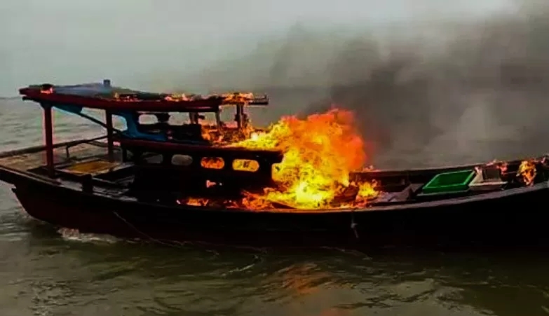 Kapal Pukat Harimau Sumut Dibakar Nelayan Panipahan Rokan Hilir