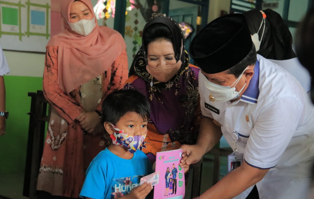 Bupati dan Bunda PAUD Rohul Bagikan Buku KIA Pedoman Cegah Stunting
