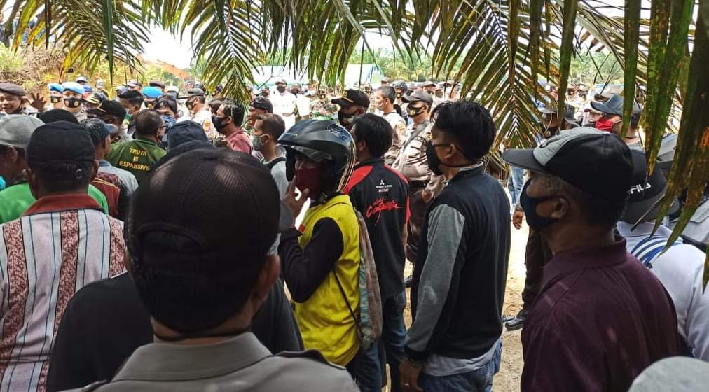 Warga Desa Sumber Jaya Kuansing Hadang Eksekusi Lahan PT WN yang Dimenangkan PN