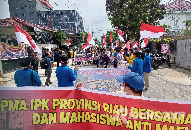 Demo di Jalan Kuantan, Massa Desak Presiden Jokowi Cabut Izin PT DSI