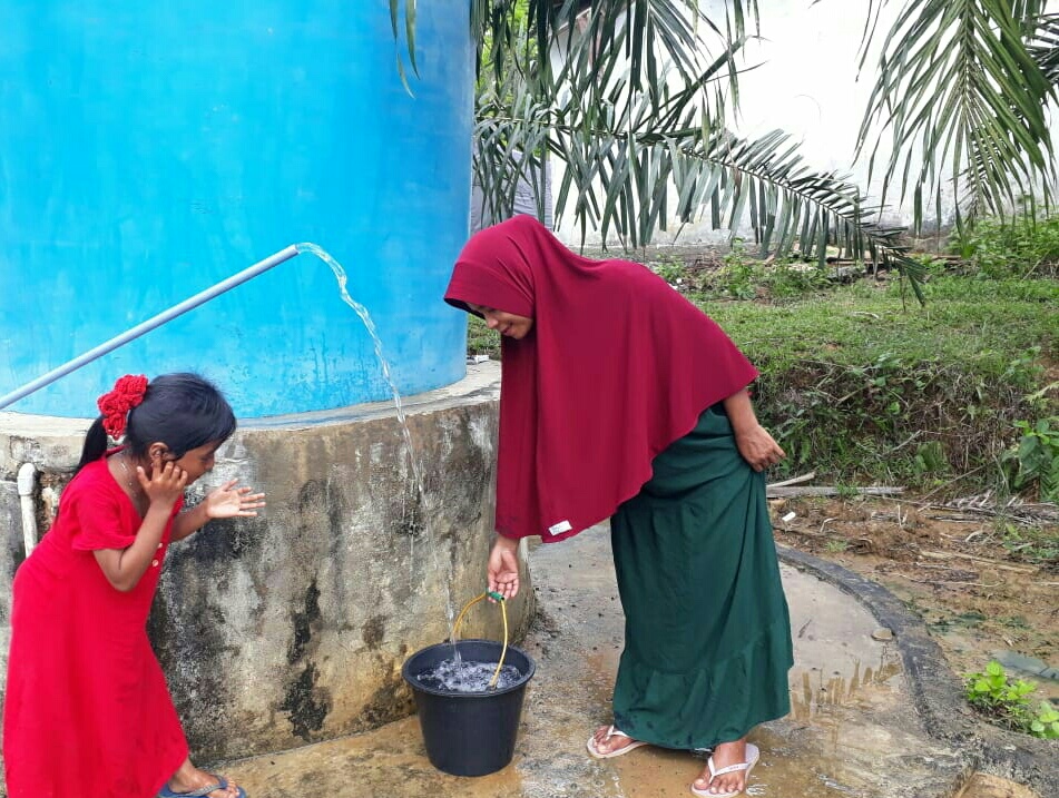 Warga Desa Lango Aceh Barat Bahagia Dapat Air Bersih, Satgas TMMD Pun Bahagia
