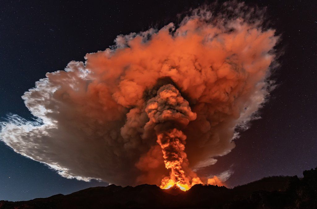 Gunung Etna Erupsi, Semburan Lava Panas Hiasi Langit Italia