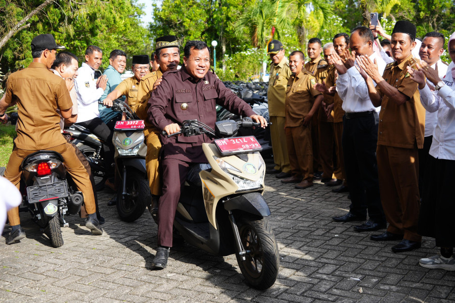 Bupati Kuantan Singingi Serahkan 108 Kendaraan Bermotor untuk Tingkatkan Pelayanan Desa