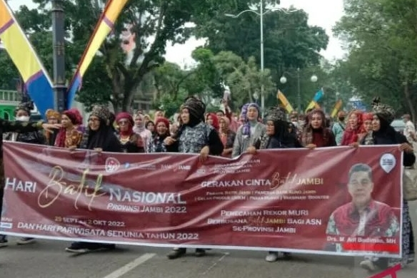 Cetak Rekor MURI, 10 Ribu ASN Jambi Parade Busana Batik