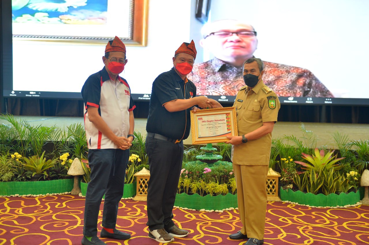 IMA Anugerahi Gubenur Riau Penghargaan The Best Branding Leader