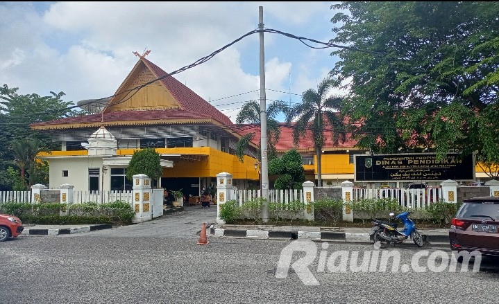 Paska Penarikan Kursi dan Meja di SLB Sri Mujinab, Disdik Riau Panggil Vendor
