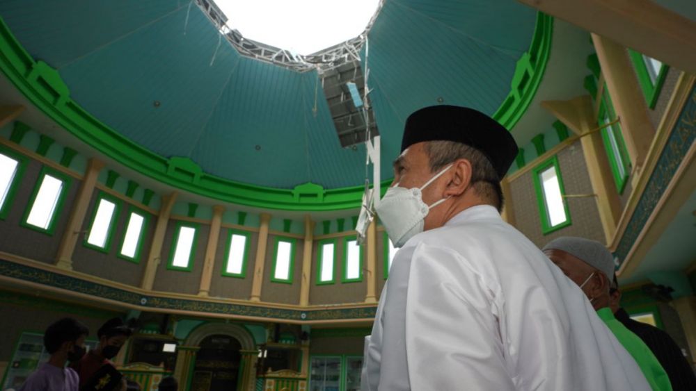 Dihantam Angin Puting Beliung, Gubri Sambangi Masjid Bundar Al-Murtaja
