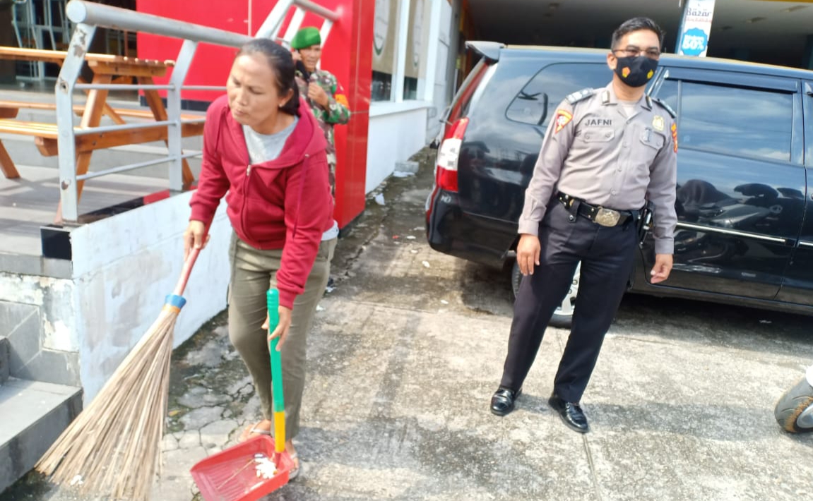 65 Pelanggar Prokes di Bangkinang Diberi Sanksi Menyapu Jalan dan Bayar Denda