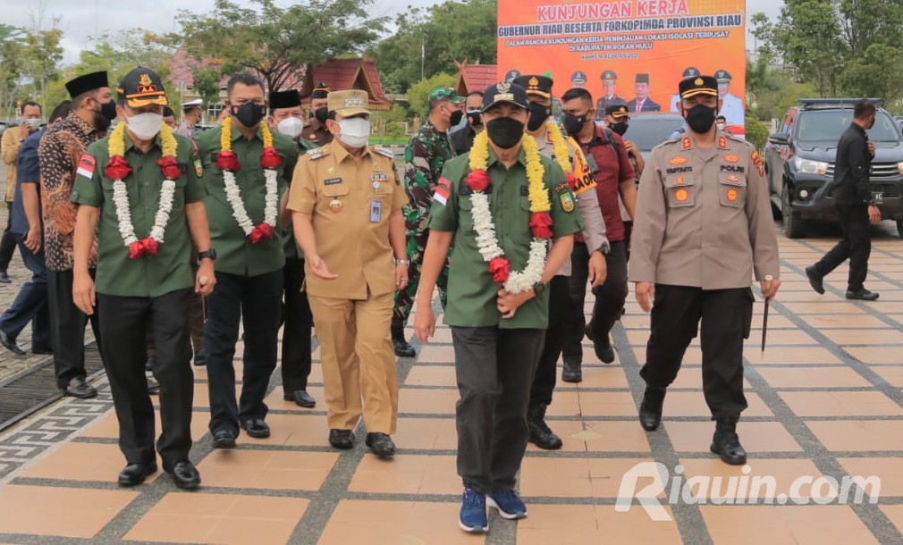 Didampingi Bupati Sukiman, Gubri Syamsuar Tinjau Vaksinasi Covid-19 Suku Asli Bonai Rohul