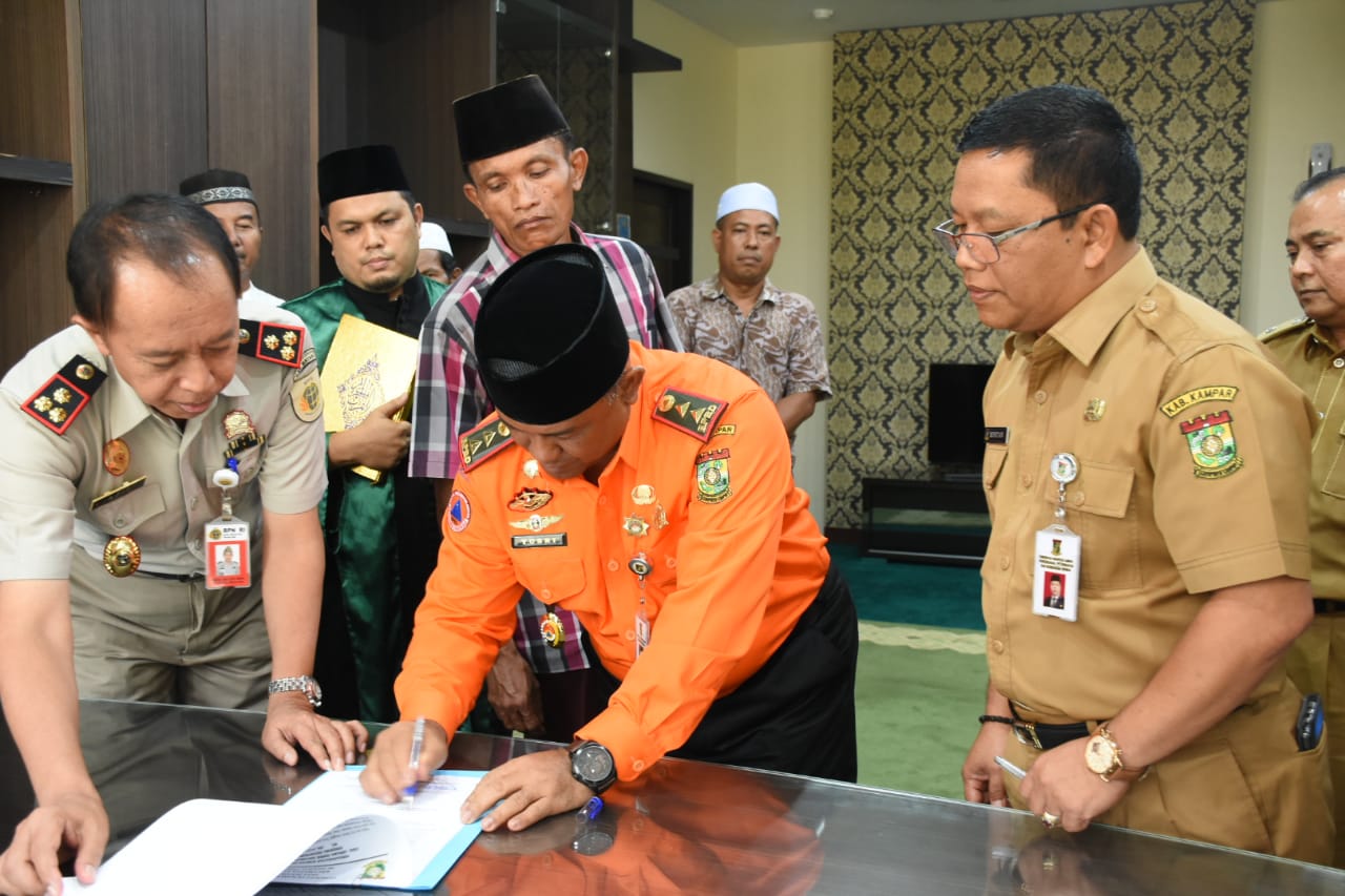 Sebelum Pencabutan TORA, Plh Bupati Kampar Ambil Sumpah Ninik Mamak Senama Nenek
