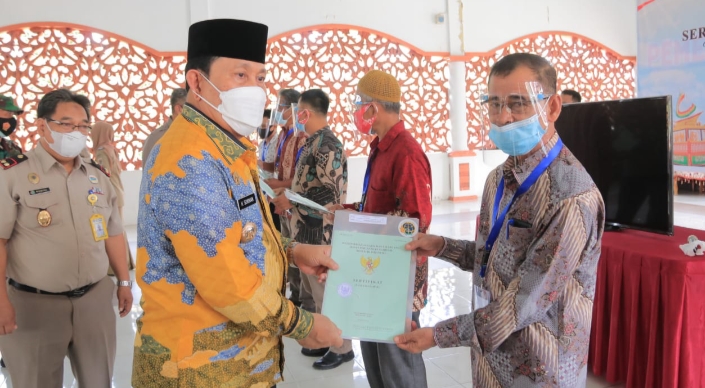 Bupati Rohul Serahkan 300 Sertifikat Tanah untuk Rakyat Program PTSL