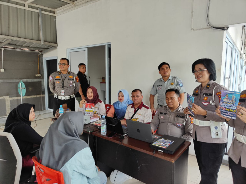 Personil Samsat Tanjak Ditlantas Polda Riau Sosialisasi Pemilu Damai ke Wajib Pajak