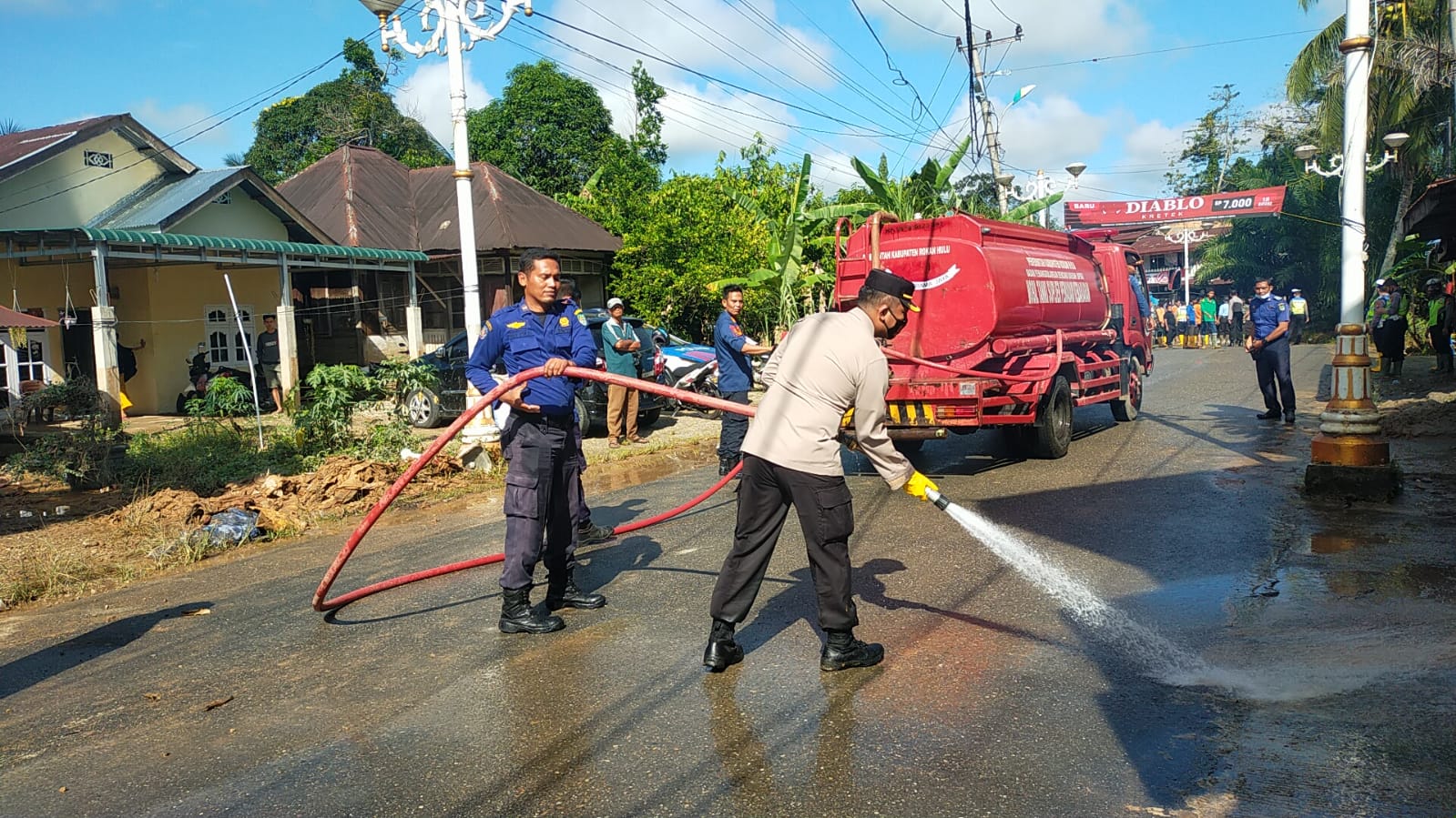 Pasca Banjir Bandang di Rohul, Tim Gabungan Lakukan Pembersihan Fasilitas Umum