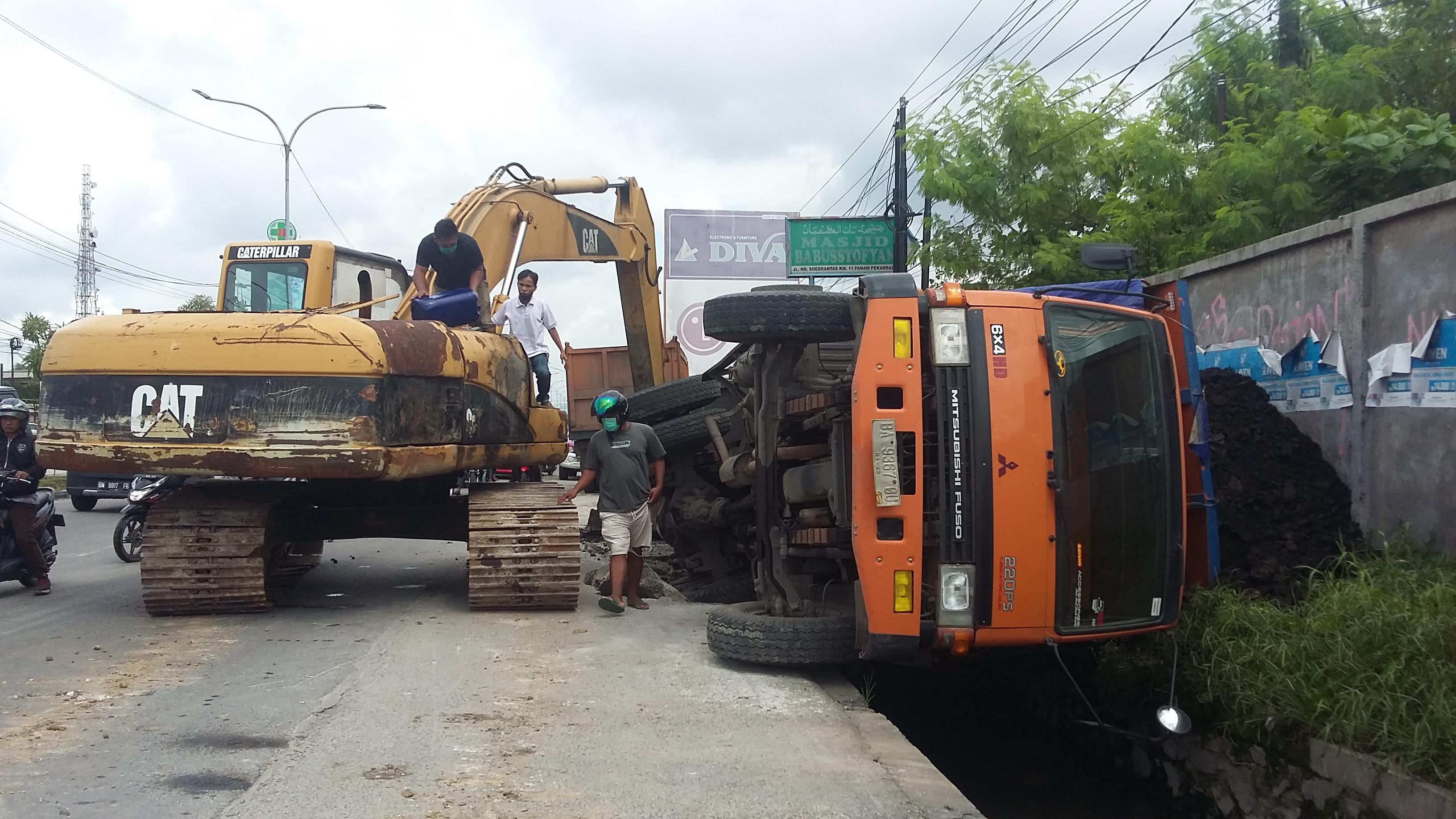 Parkir di Pinggir Parit, Truk Bermuatan 20 Ton Batubara Terguling di Jalan HR Soebrantas Panam
