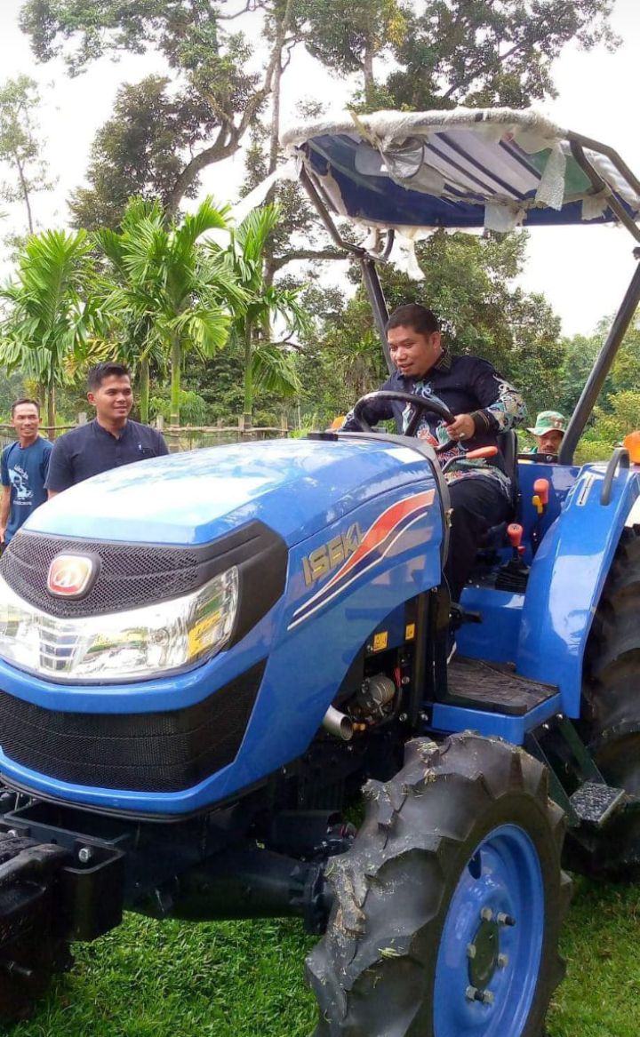 Sardiyono Serahkan Bantuan Traktor, Petani Semakin Semangat  Tanam Padi IP200