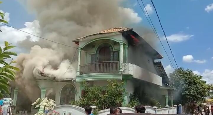 Rumah Jalan Sepakat Pangkalan Kerinci Terbakar, Diduga Korsleting Listrik dari Kamar Belakang