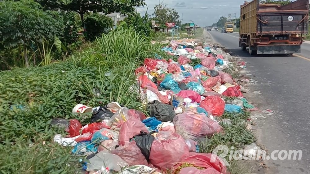 Warga Kubang Raya Keluhkan Tumpukan Sampah di Bahu Jalan