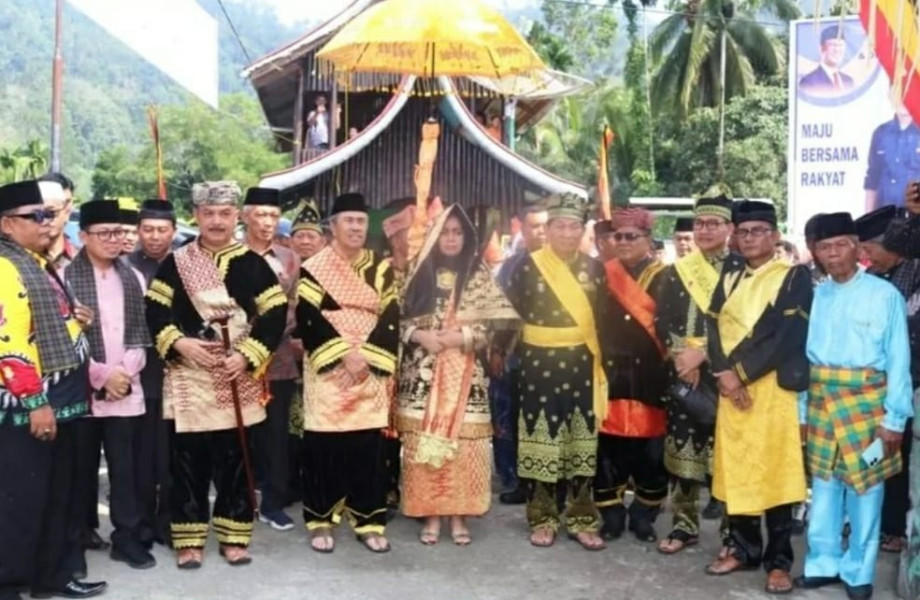 Pemberian Gelar Adat Minang Kabau kepada Gubernur Riau Syamsuar di Pesisir Selatan Menuai Polemik