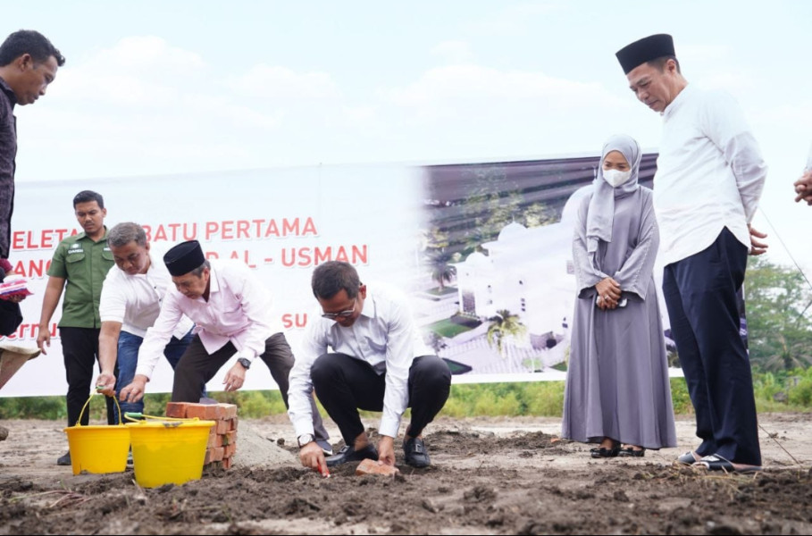 Gubri Letakkan Batu Pertama Masjid Al Usman, Ketua RT: Terima Kasih Pak Syamsuar