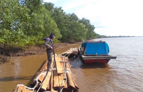 Tarik 11 Rakit Kayu Ilegal, Satu Kapal Ditangkap Polairud Polda Riau di Meranti