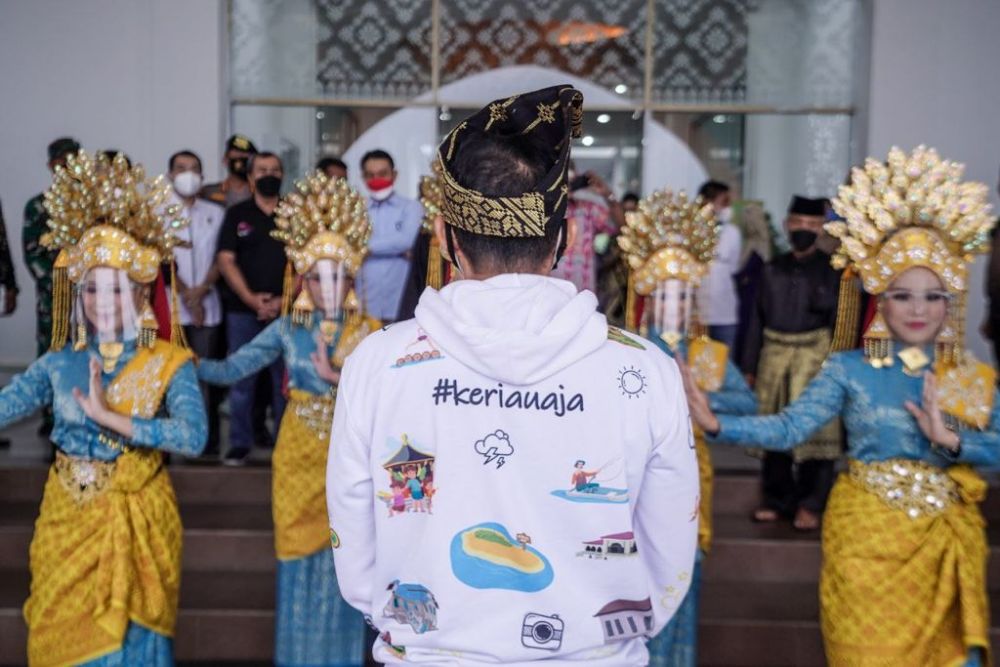 Kunjungi Desa Wisata di Kampar Riau, Hoodies Sandiaga Uno Disorot Warganet