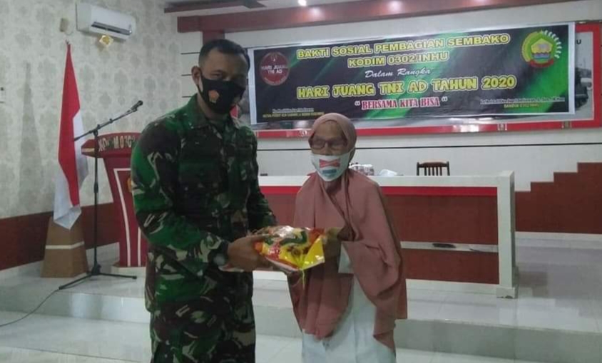 Peringati Hari Juang TNI-AD, Kodim 0302/Inhu Bagikan 20 Paket Sembako untuk Warga Kurang Mampu