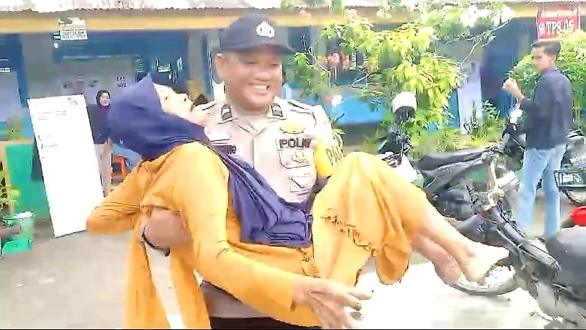 Aksi Heroik Aipda Ralon, Gendong Lansia 93 Tahun Menuju TPS