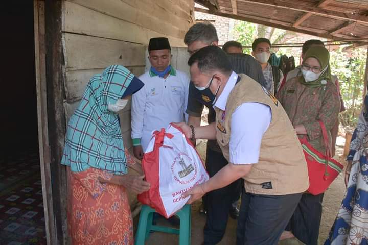 Bupati Kampar Launching Bantuan Beras PPKM di Kelurahan Pasir Sialang