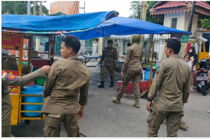 Satpol PP Pekanbaru Razia PKL, Meja Pedagang Disita