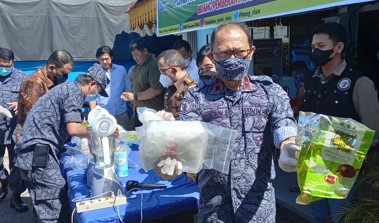 Disaksikan Tersangka, BNNP Riau Musnahkan 6 Kg Sabu dan Ratusan Butir Ekstasi