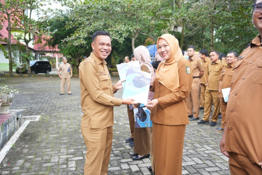 Diminta Disiplin Jalankan Tugas, Kadiskominfo Kuansing Serahkan SPMT pada 58 PPPK