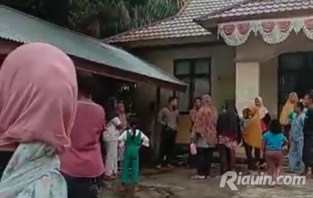 Datangi Kantor Desa, Warga Jaya Kopah Minta Bansos Kabupaten Kuansing Cair Sebelum Idul Adha