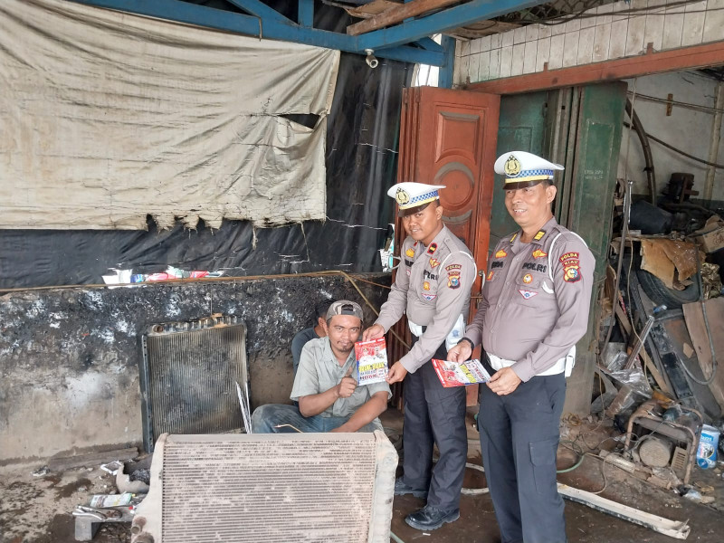 Sasar Bengkel Radiator, Ditlantas Polda Riau Sosialisasikan Pemilu Damai Berkeselamatan