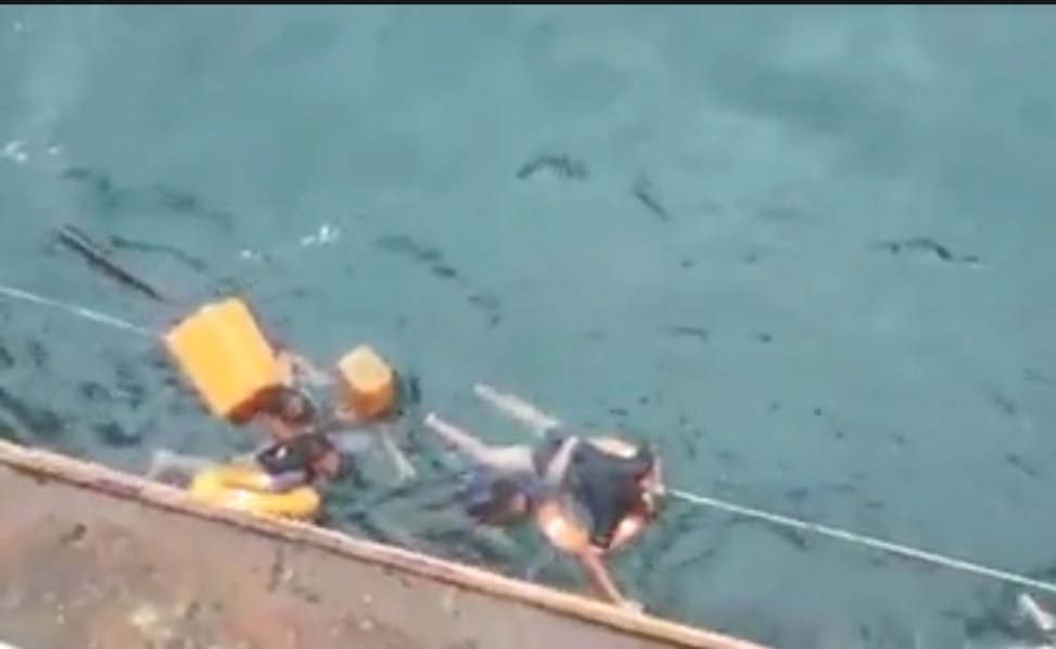 VIDEO: Detik-detik Penyelamatan 5 Nelayan di Selat Melaka oleh Kru Kapal Tanker yang Melintas