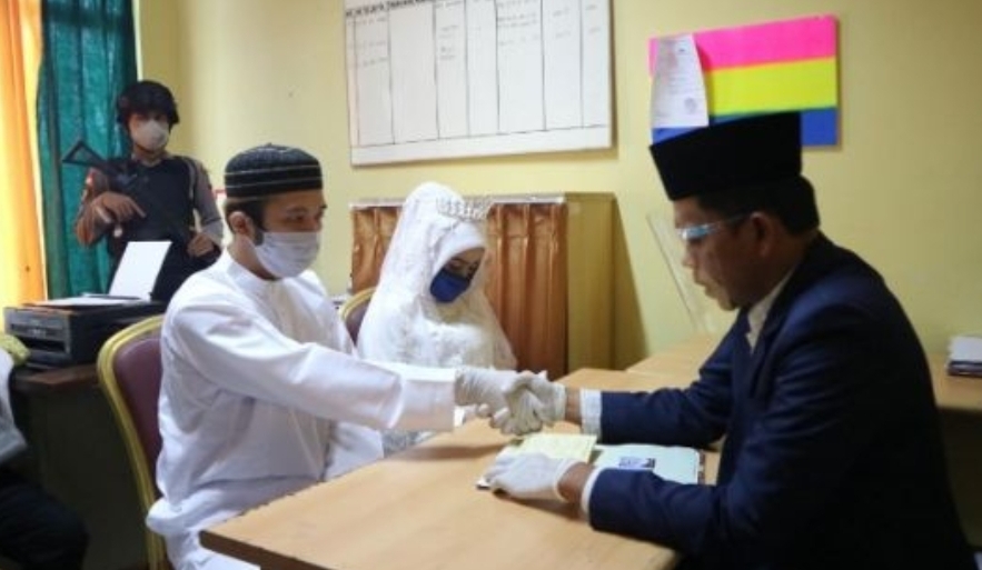 Jadi Tahanan, Pemuda Ini Nikahi Pujaan Hatinya di Kantor Polisi