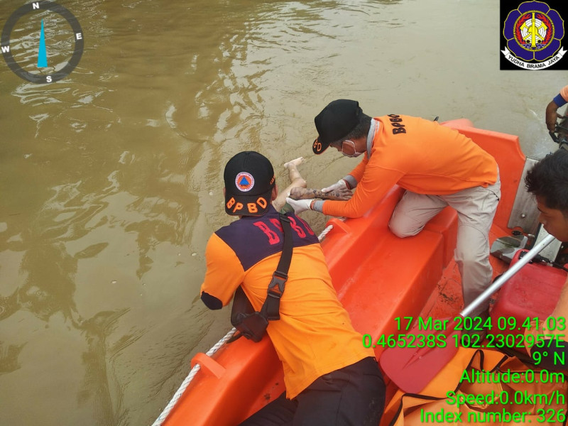 Bocah Terseret Arus Sungai Indragiri Ditemukan Tewas