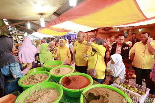 Blusukan ke Pasar, Pedagang Curhat ke Cagub Riau Andi Rachman