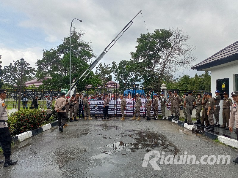 Warga Penyengat Demo, Minta PN Siak Lebih Objektif dalam Perkara Anji dan Sarli