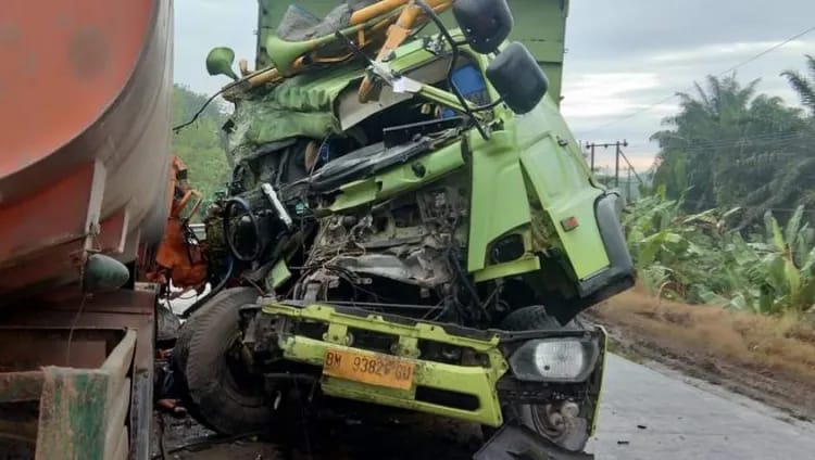 Truk Tronton dan Tangki CPO Beradu Banteng di Muara Besung Bengkalis, 1 Sopir Tewas