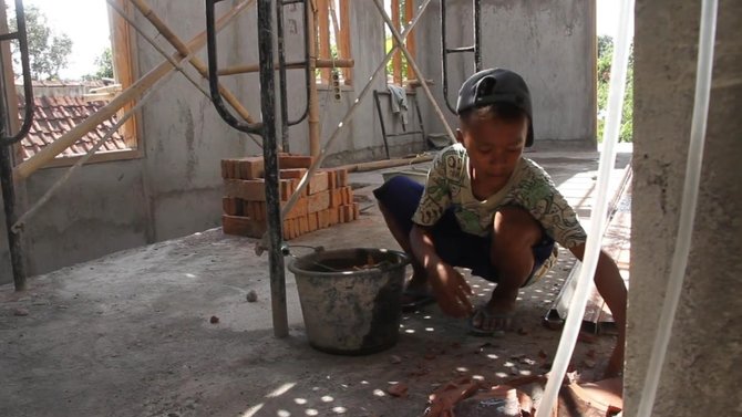 Bocah Kelas 7 MTs Rela Jadi Kuli Bangunan Demi Beli Ponsel untuk Belajar Daring