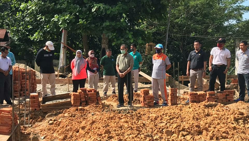 ASN Disdikpora Swadaya Bangun Mushala, Bupati Kuansing Letakkan Batu Pertama