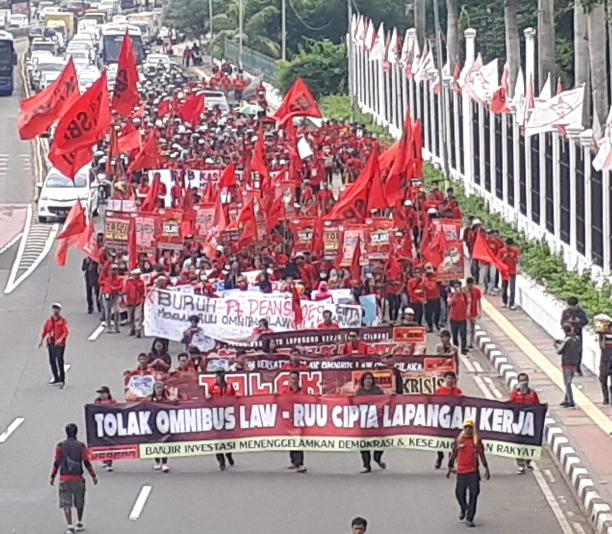Dibantu TNI, Brimob Tutup Jalan Masuk ke Jakarta untuk Pendemo UU Cipta Kerja 